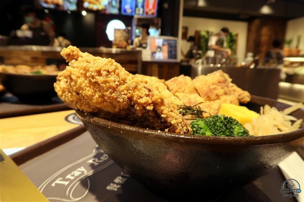 炸去啃：信義新光三越 炸去啃鹹酥雞巨無霸雞排飯/泰式松阪豬 歡樂分享餐推薦炸薯片/炸鬆餅~