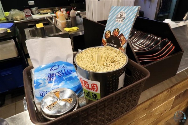 炸去啃：信義新光三越 炸去啃鹹酥雞巨無霸雞排飯/泰式松阪豬 歡樂分享餐推薦炸薯片/炸鬆餅~