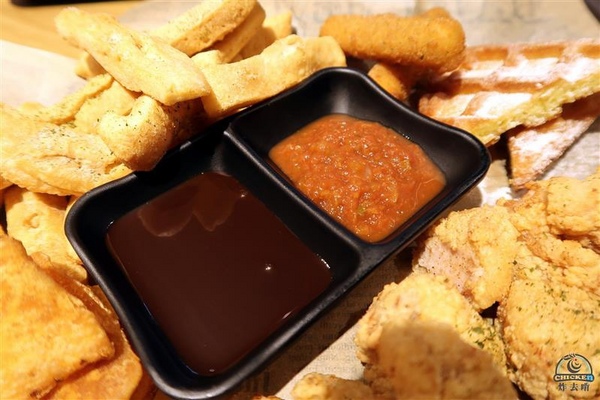 炸去啃：信義新光三越 炸去啃鹹酥雞巨無霸雞排飯/泰式松阪豬 歡樂分享餐推薦炸薯片/炸鬆餅~