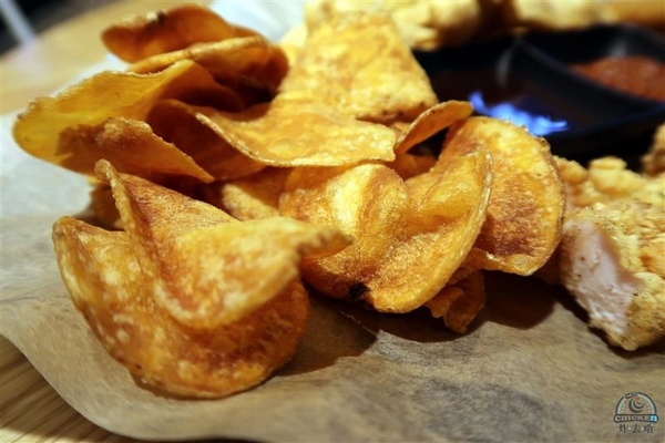 炸去啃：信義新光三越 炸去啃鹹酥雞巨無霸雞排飯/泰式松阪豬 歡樂分享餐推薦炸薯片/炸鬆餅~