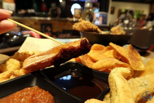 炸去啃：信義新光三越 炸去啃鹹酥雞巨無霸雞排飯/泰式松阪豬 歡樂分享餐推薦炸薯片/炸鬆餅~