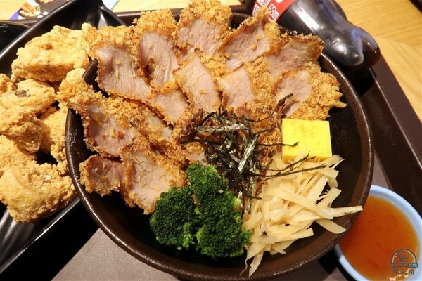 炸去啃：信義新光三越 炸去啃鹹酥雞巨無霸雞排飯/泰式松阪豬 歡樂分享餐推薦炸薯片/炸鬆餅~