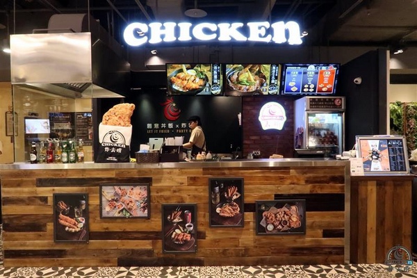 炸去啃：信義新光三越 炸去啃鹹酥雞巨無霸雞排飯/泰式松阪豬 歡樂分享餐推薦炸薯片/炸鬆餅~