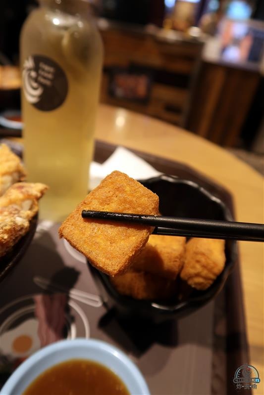 炸去啃：信義新光三越 炸去啃鹹酥雞巨無霸雞排飯/泰式松阪豬 歡樂分享餐推薦炸薯片/炸鬆餅~