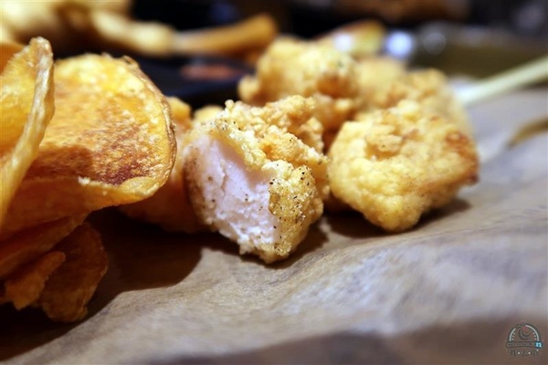 炸去啃：信義新光三越 炸去啃鹹酥雞巨無霸雞排飯/泰式松阪豬 歡樂分享餐推薦炸薯片/炸鬆餅~