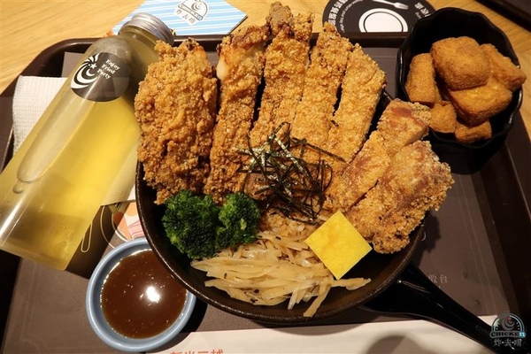炸去啃：信義新光三越 炸去啃鹹酥雞巨無霸雞排飯/泰式松阪豬 歡樂分享餐推薦炸薯片/炸鬆餅~