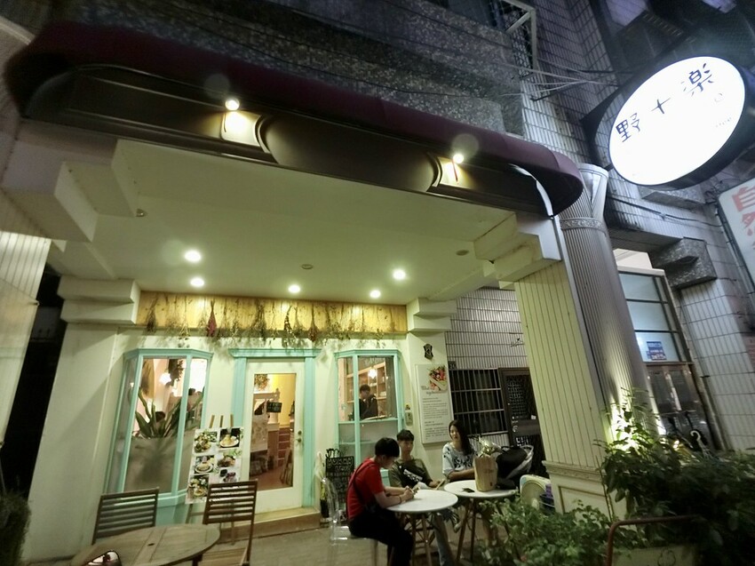 台中必吃雲朵舒芙蕾厚鬆餅！Tiffany藍餐廳野米樂，近科博館超方便。