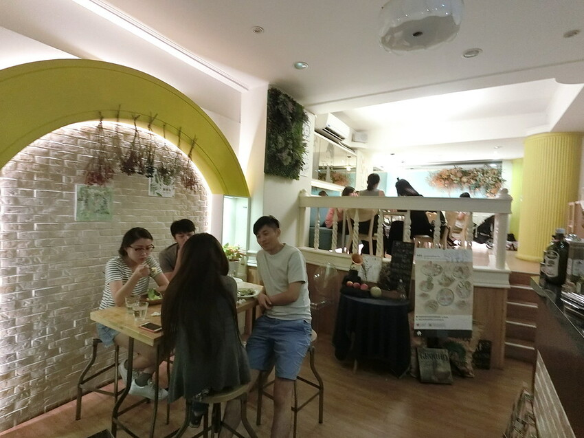 台中必吃雲朵舒芙蕾厚鬆餅！Tiffany藍餐廳野米樂，近科博館超方便。