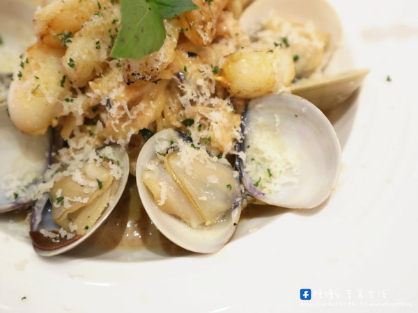 野米樂YummyLove box meal&restaurant：〖台中│美食〗野米樂YummyLove box meal&restaurant ❤ 鄰近科博館的小清新餐館，除了內用餐點外，平日還有提供外帶手作餐盒唷~