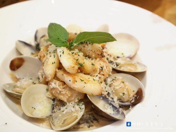 野米樂YummyLove box meal&restaurant：〖台中│美食〗野米樂YummyLove box meal&restaurant ❤ 鄰近科博館的小清新餐館，除了內用餐點外，平日還有提供外帶手作餐盒唷~