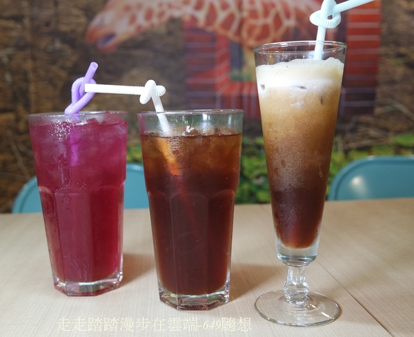 饕飽複合飲食館:宜蘭多國風味料理餐廳【饕飽複合飲食館】,近宜蘭火車站,東門夜市旁。套餐組合白飯/湯品無限續;打卡再送蝶豆花漸層氣泡飲。吃得巧也吃得飽CP值超高