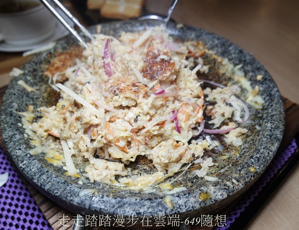 饕飽複合飲食館:宜蘭多國風味料理餐廳【饕飽複合飲食館】,近宜蘭火車站,東門夜市旁。套餐組合白飯/湯品無限續;打卡再送蝶豆花漸層氣泡飲。吃得巧也吃得飽CP值超高