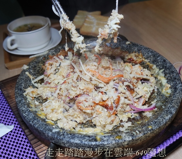 饕飽複合飲食館:宜蘭多國風味料理餐廳【饕飽複合飲食館】,近宜蘭火車站,東門夜市旁。套餐組合白飯/湯品無限續;打卡再送蝶豆花漸層氣泡飲。吃得巧也吃得飽CP值超高