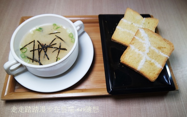 饕飽複合飲食館:宜蘭多國風味料理餐廳【饕飽複合飲食館】,近宜蘭火車站,東門夜市旁。套餐組合白飯/湯品無限續;打卡再送蝶豆花漸層氣泡飲。吃得巧也吃得飽CP值超高