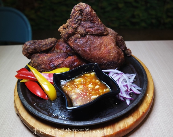 饕飽複合飲食館:宜蘭多國風味料理餐廳【饕飽複合飲食館】,近宜蘭火車站,東門夜市旁。套餐組合白飯/湯品無限續;打卡再送蝶豆花漸層氣泡飲。吃得巧也吃得飽CP值超高