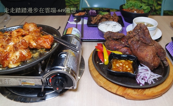 饕飽複合飲食館:宜蘭多國風味料理餐廳【饕飽複合飲食館】,近宜蘭火車站,東門夜市旁。套餐組合白飯/湯品無限續;打卡再送蝶豆花漸層氣泡飲。吃得巧也吃得飽CP值超高