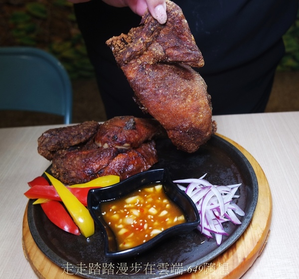 饕飽複合飲食館:宜蘭多國風味料理餐廳【饕飽複合飲食館】,近宜蘭火車站,東門夜市旁。套餐組合白飯/湯品無限續;打卡再送蝶豆花漸層氣泡飲。吃得巧也吃得飽CP值超高