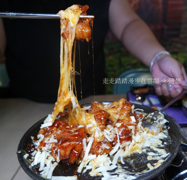 饕飽複合飲食館:宜蘭多國風味料理餐廳【饕飽複合飲食館】,近宜蘭火車站,東門夜市旁。套餐組合白飯/湯品無限續;打卡再送蝶豆花漸層氣泡飲。吃得巧也吃得飽CP值超高