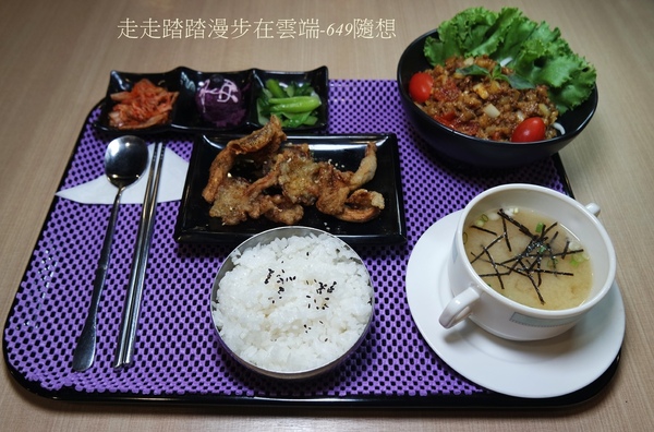 饕飽複合飲食館:宜蘭多國風味料理餐廳【饕飽複合飲食館】,近宜蘭火車站,東門夜市旁。套餐組合白飯/湯品無限續;打卡再送蝶豆花漸層氣泡飲。吃得巧也吃得飽CP值超高