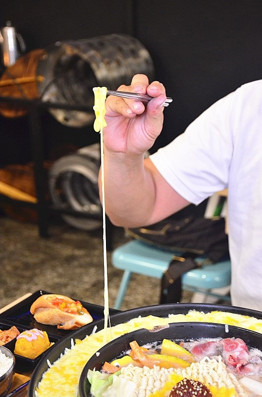 饕飽複合飲食館