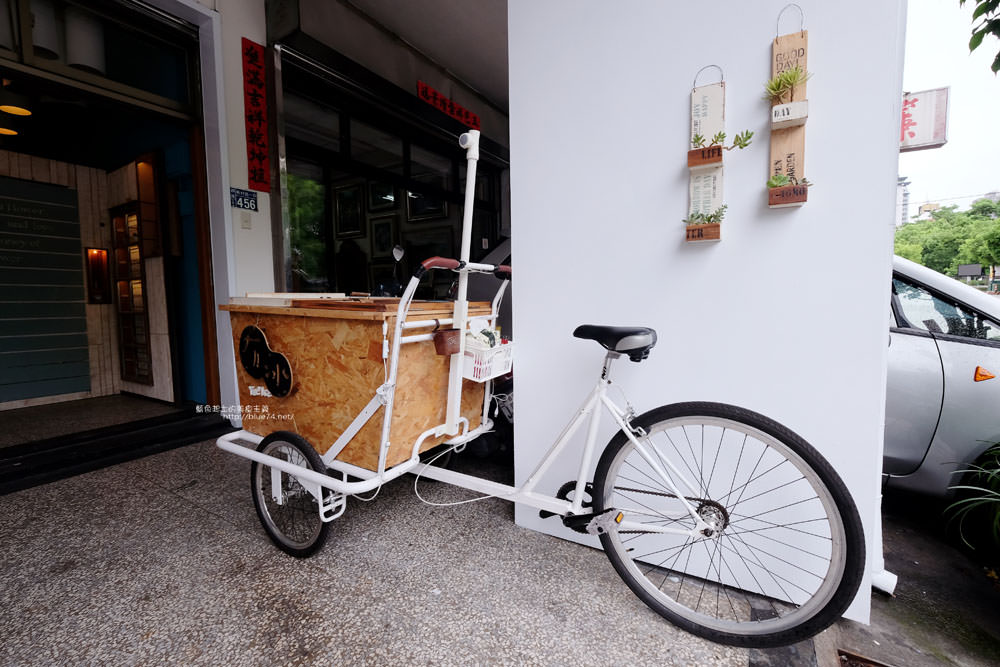 台中西區│有冰Yo Ice-叭噗冰淇淋腳踏車賣著懷舊果汁冰棒.結合文創與冰品.之後會提供內用跟碗冰 - 藍色起士的美食主義