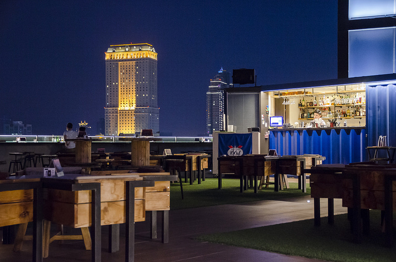 高雄夜景頂樓酒吧｜中央公園英迪格酒店高空酒吧PIER NO.1 