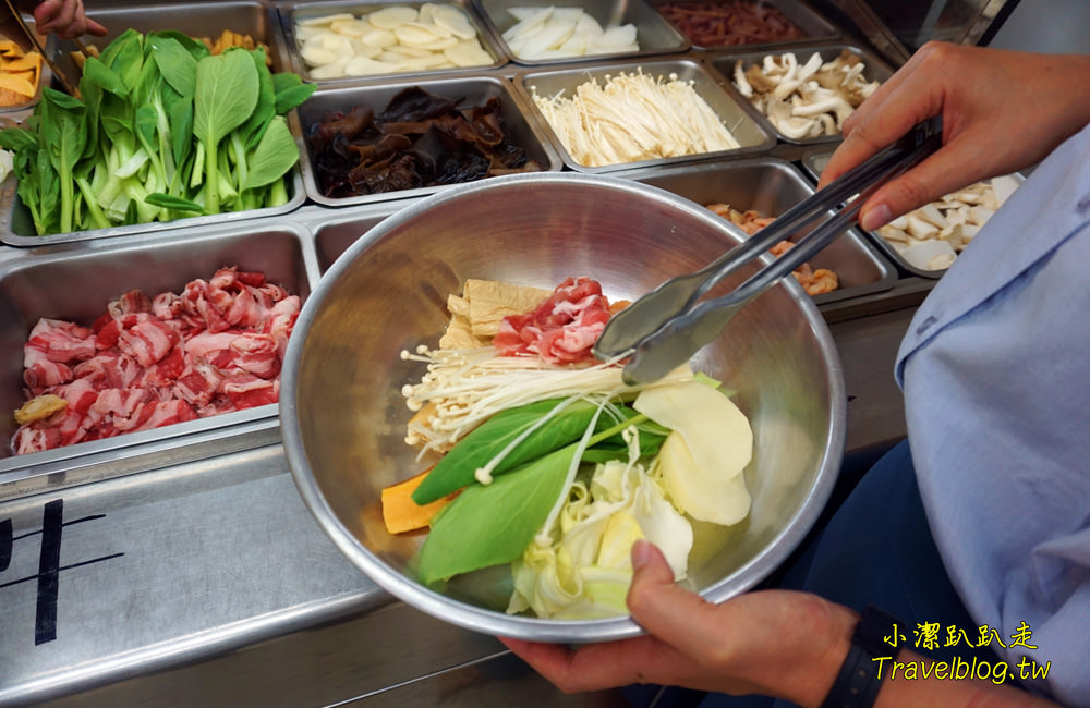 台中美食|奶奶的湯異國風味麻辣燙，豐原黃昏市場旁暗藏平價美食!豐富食材.蔬菜多樣!家庭親子聚餐的好去處!還有宵夜場!