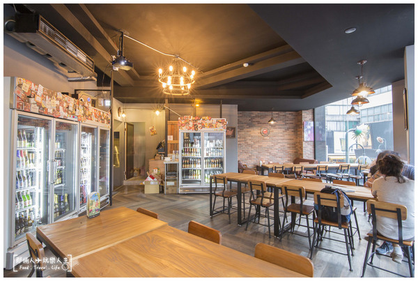 薩克森 比利時餐酒館 Sachsen Beer Bar 自由店:『台中-美食』薩克森比利時餐酒館Sachsen Beer Bar 自由店_200多種的酒類 讓你翻酒單翻到手抽筋