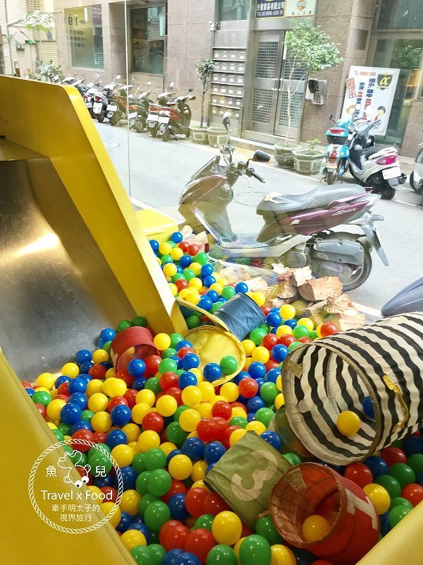 【食】新北市◆有彈珠台的 1985 窯烤披薩（台北三重店） @魚兒 x 牽手明太子的「視」界旅行