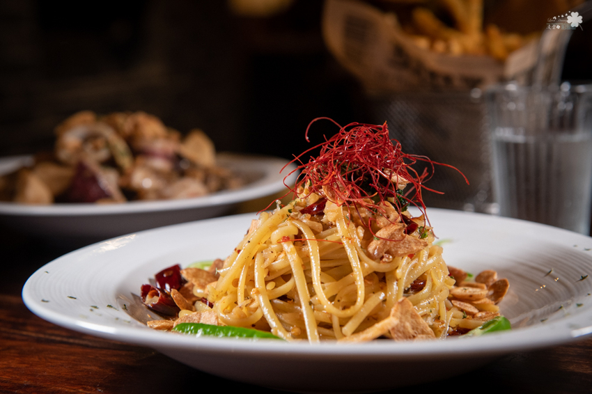 東區餐酒館》PLAN B 歐陸街頭市集小酒館 - 歐洲風情露天音樂餐酒館 酒窖風味包廂酒吧 異國特色風味料理 - 時空幻境 凌雲江海清