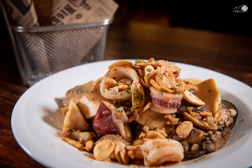 東區餐酒館》PLAN B 歐陸街頭市集小酒館 - 歐洲風情露天音樂餐酒館 酒窖風味包廂酒吧 異國特色風味料理 - 時空幻境 凌雲江海清