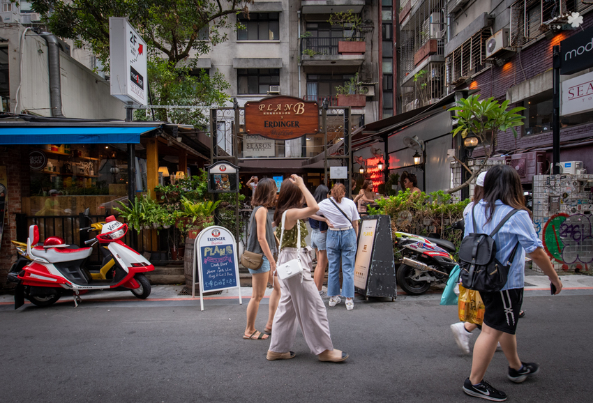 東區餐酒館》PLAN B 歐陸街頭市集小酒館 - 歐洲風情露天音樂餐酒館 酒窖風味包廂酒吧 異國特色風味料理 - 時空幻境 凌雲江海清