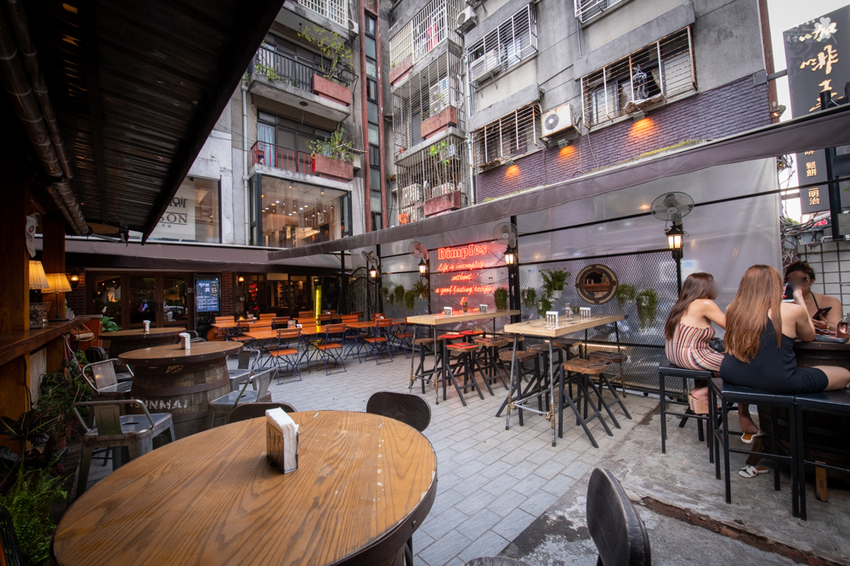 東區餐酒館》PLAN B 歐陸街頭市集小酒館 - 歐洲風情露天音樂餐酒館 酒窖風味包廂酒吧 異國特色風味料理 - 時空幻境 凌雲江海清