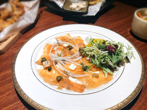 白酒必搭柑橘鹽漬鮭魚盤