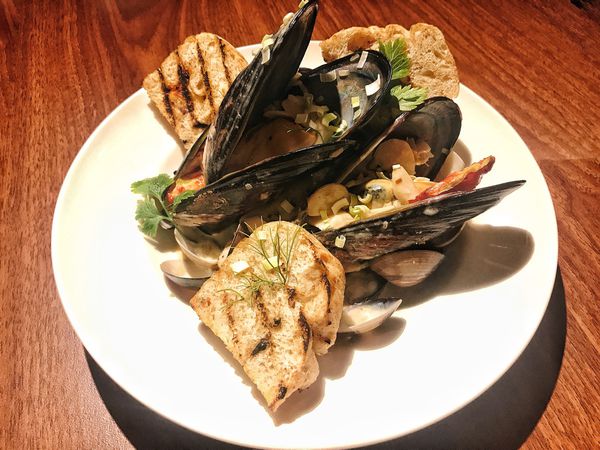 臘香白酒蒸綜合貝類