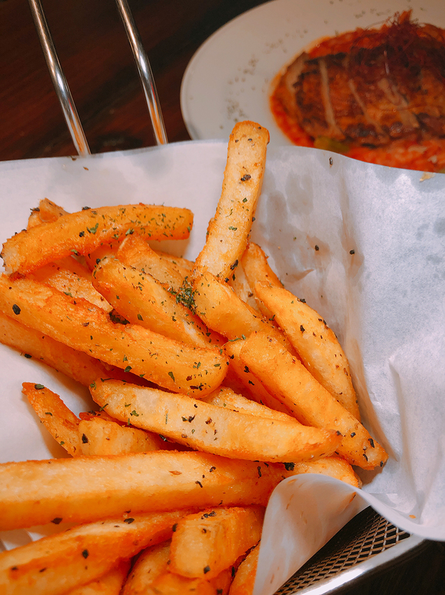 Plan B 歐陸街頭市集小酒館,東區現場演奏餐廳,忠孝敦化現場演奏餐廳,歐式酒窖餐廳,熱紅酒餐廳,東區露天酒館,ZARA