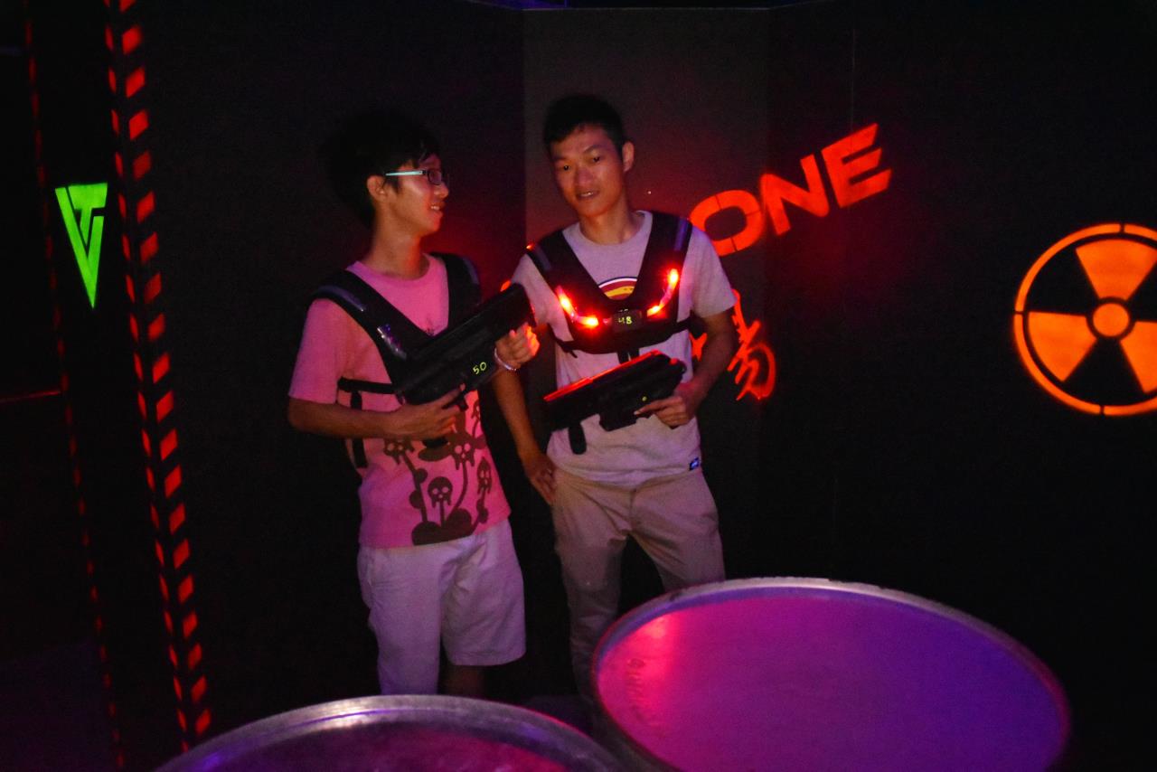 【台中】南屯區 室內雷射遊戲射擊 女生也愛玩無痛刺激室內又有冷氣吹 每道關卡都新鮮睿智