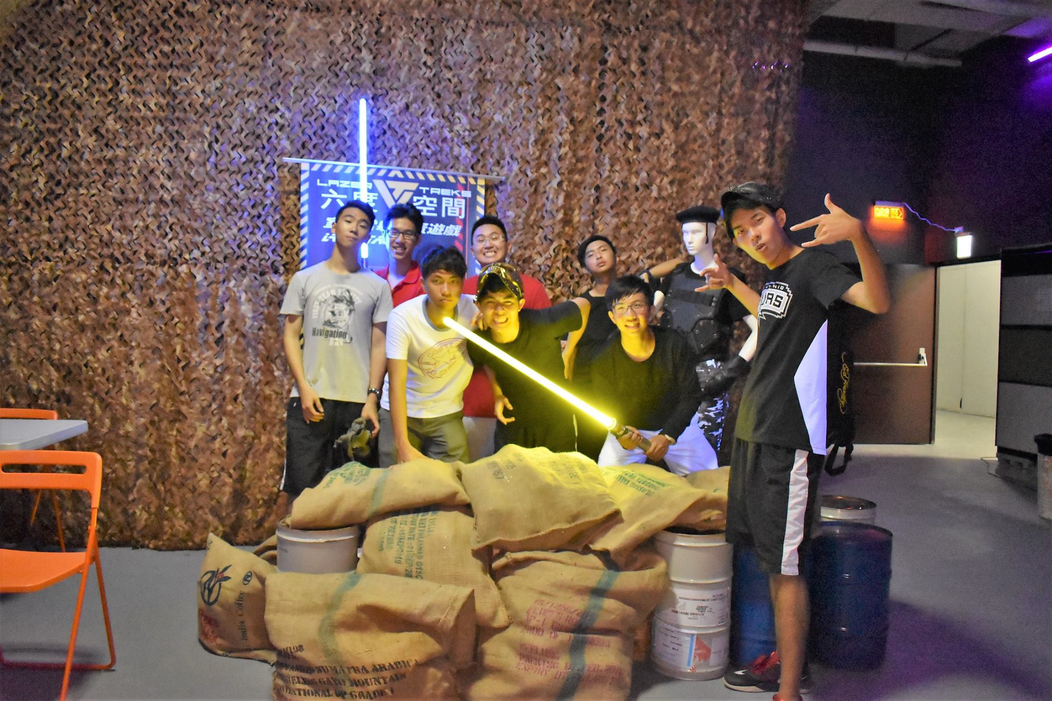 【台中】南屯區 室內雷射遊戲射擊 女生也愛玩無痛刺激室內又有冷氣吹 每道關卡都新鮮睿智