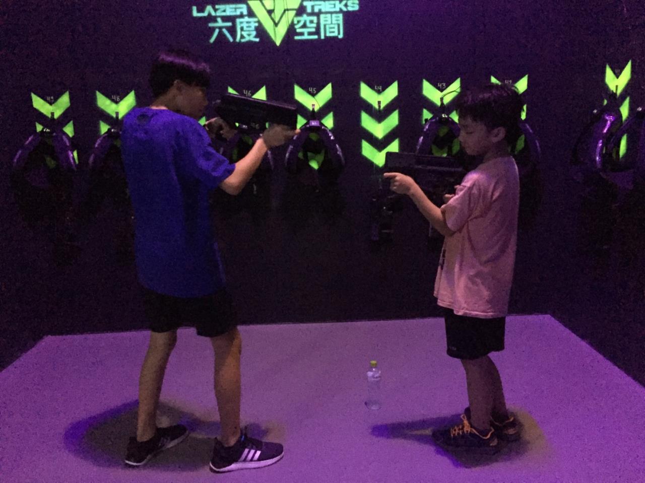 【台中】南屯區 室內雷射遊戲射擊 女生也愛玩無痛刺激室內又有冷氣吹 每道關卡都新鮮睿智
