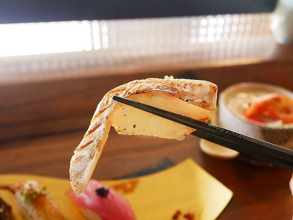 鮨匠手作壽司 -逢甲店：鮨匠手作壽司 (逢甲店)-台中逢甲日式料理  福星公園旁小型居酒屋  食材新鮮且用料豐富  超厚切生魚片能滿足所有生魚片控的胃