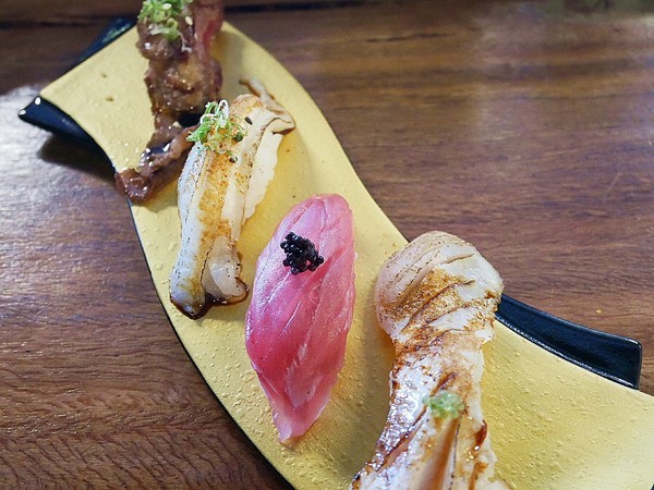 鮨匠手作壽司 -逢甲店：鮨匠手作壽司 (逢甲店)-台中逢甲日式料理  福星公園旁小型居酒屋  食材新鮮且用料豐富  超厚切生魚片能滿足所有生魚片控的胃