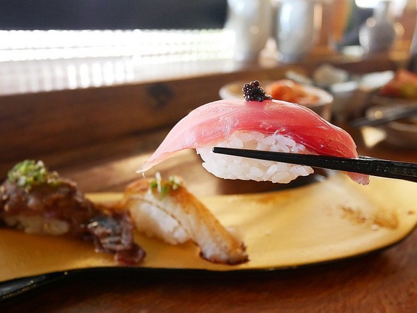 鮨匠手作壽司 -逢甲店：鮨匠手作壽司 (逢甲店)-台中逢甲日式料理  福星公園旁小型居酒屋  食材新鮮且用料豐富  超厚切生魚片能滿足所有生魚片控的胃