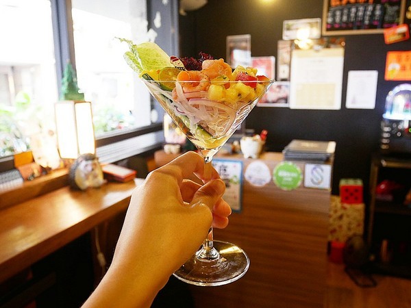 鮨匠手作壽司 -逢甲店：鮨匠手作壽司 (逢甲店)-台中逢甲日式料理  福星公園旁小型居酒屋  食材新鮮且用料豐富  超厚切生魚片能滿足所有生魚片控的胃