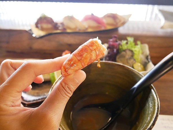 鮨匠手作壽司 -逢甲店：鮨匠手作壽司 (逢甲店)-台中逢甲日式料理  福星公園旁小型居酒屋  食材新鮮且用料豐富  超厚切生魚片能滿足所有生魚片控的胃