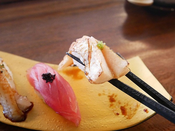 鮨匠手作壽司 -逢甲店：鮨匠手作壽司 (逢甲店)-台中逢甲日式料理  福星公園旁小型居酒屋  食材新鮮且用料豐富  超厚切生魚片能滿足所有生魚片控的胃