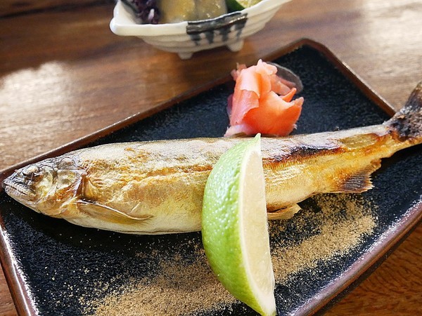 鮨匠手作壽司 -逢甲店：鮨匠手作壽司 (逢甲店)-台中逢甲日式料理  福星公園旁小型居酒屋  食材新鮮且用料豐富  超厚切生魚片能滿足所有生魚片控的胃