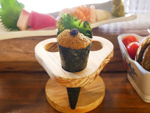 鮨匠手作壽司 -逢甲店：鮨匠手作壽司 (逢甲店)-台中逢甲日式料理  福星公園旁小型居酒屋  食材新鮮且用料豐富  超厚切生魚片能滿足所有生魚片控的胃