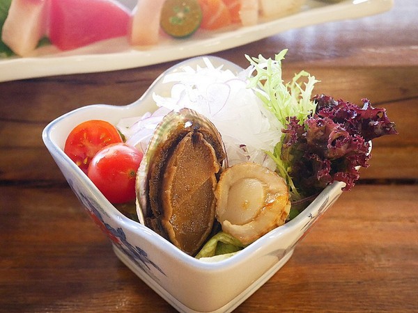 鮨匠手作壽司 -逢甲店：鮨匠手作壽司 (逢甲店)-台中逢甲日式料理  福星公園旁小型居酒屋  食材新鮮且用料豐富  超厚切生魚片能滿足所有生魚片控的胃