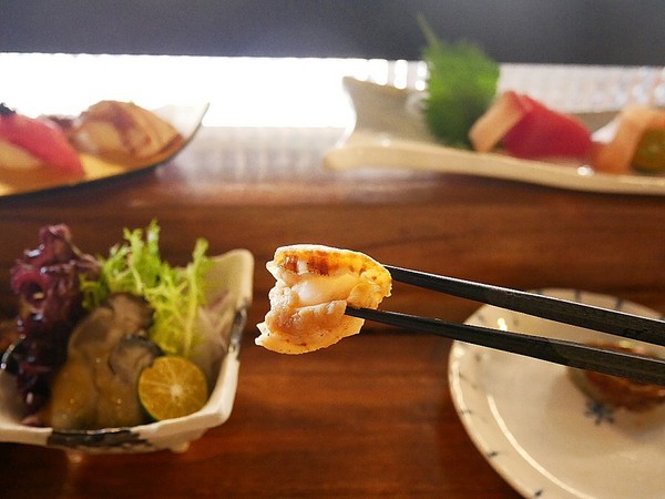 鮨匠手作壽司 -逢甲店：鮨匠手作壽司 (逢甲店)-台中逢甲日式料理  福星公園旁小型居酒屋  食材新鮮且用料豐富  超厚切生魚片能滿足所有生魚片控的胃