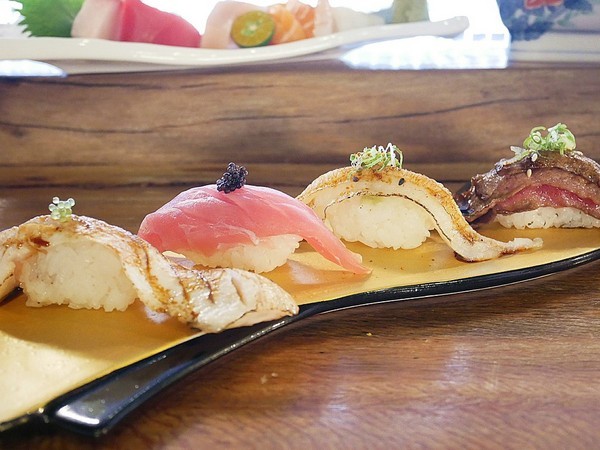 鮨匠手作壽司 -逢甲店：鮨匠手作壽司 (逢甲店)-台中逢甲日式料理  福星公園旁小型居酒屋  食材新鮮且用料豐富  超厚切生魚片能滿足所有生魚片控的胃